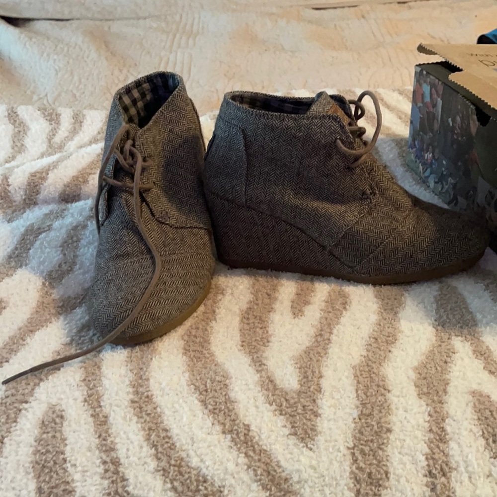 Toms desert wedge herringbone booties in box